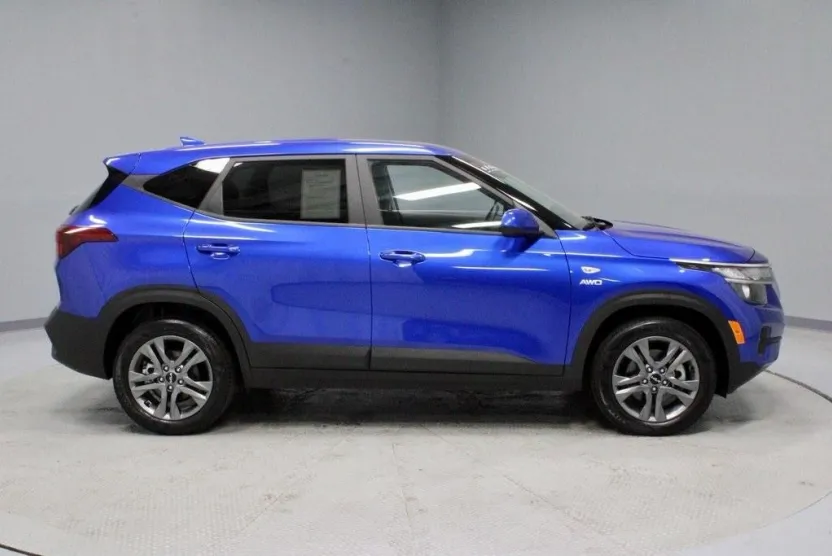2023 Kia Seltos LX photo 1