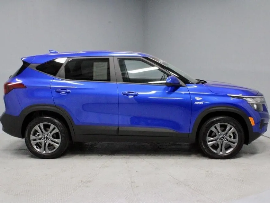 2023 Kia Seltos LX photo 1