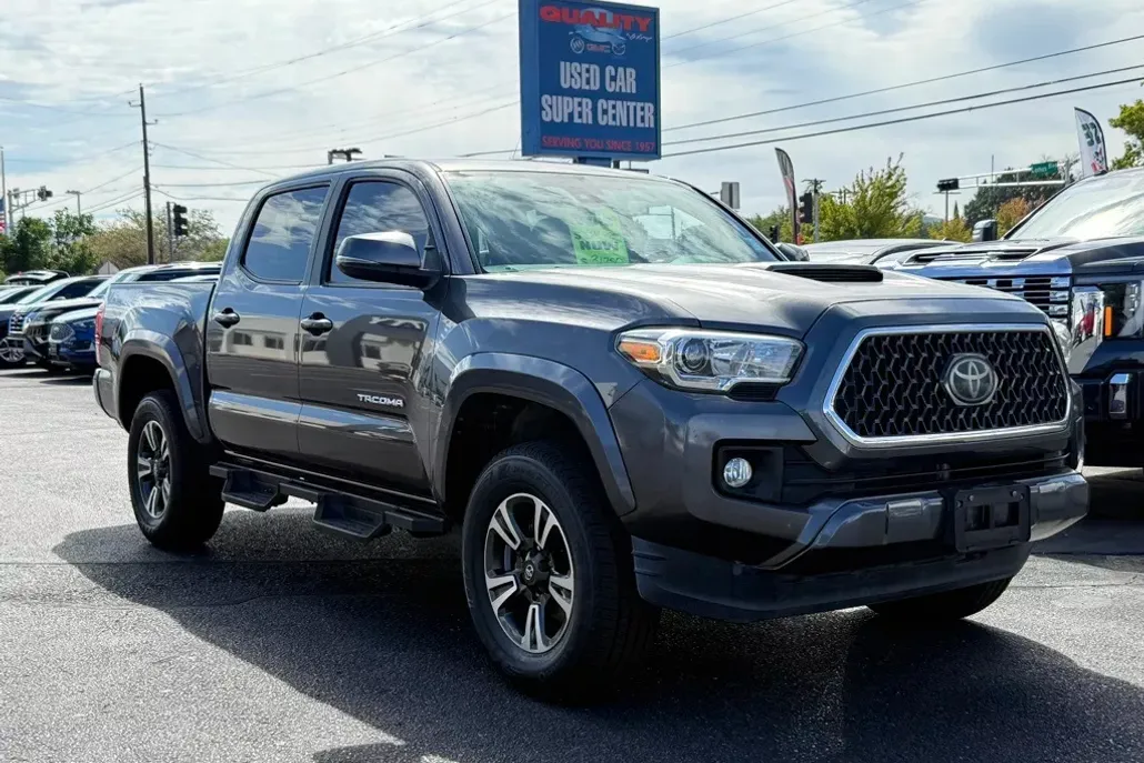2018 Toyota Tacoma TRD Sport photo 1