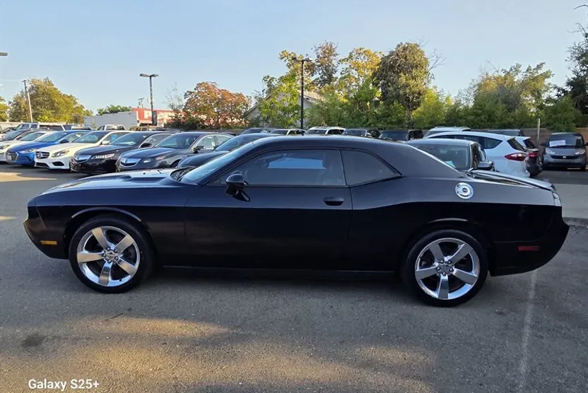 2011 Dodge Challenger SE photo 1