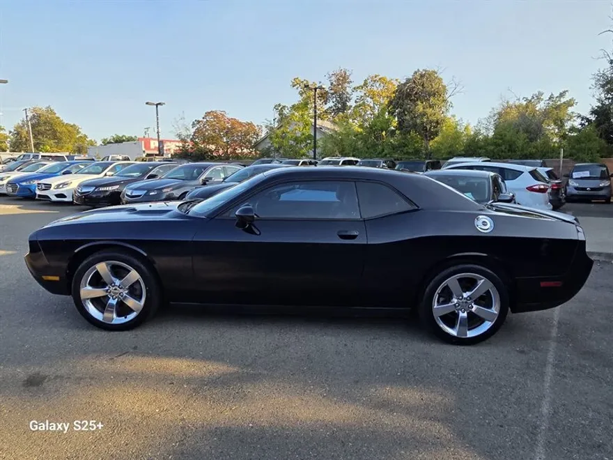 2011 Dodge Challenger SE photo 1