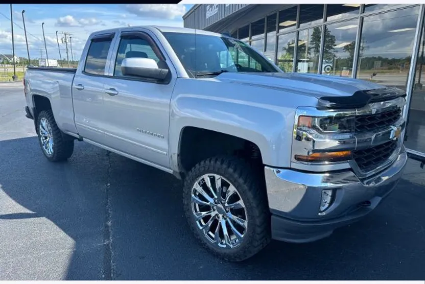 2018 Chevrolet Silverado 1500 LT photo 1