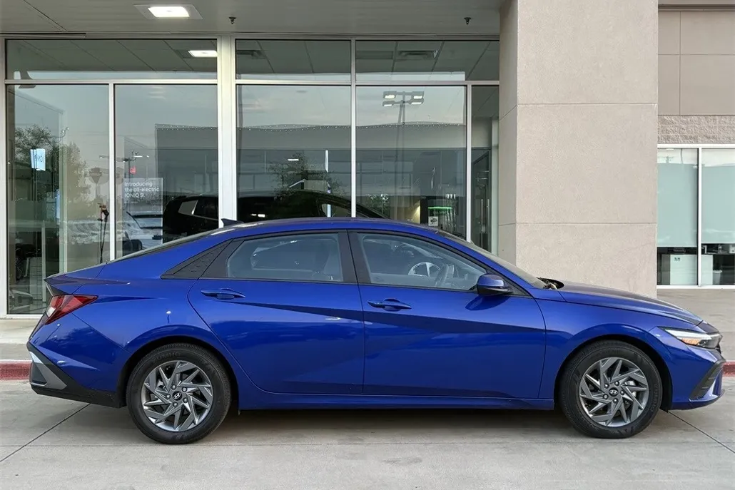 2024 Hyundai Elantra SEL photo 1