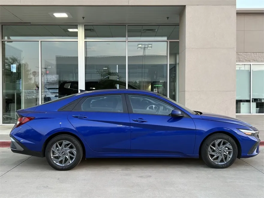 2024 Hyundai Elantra SEL photo 1