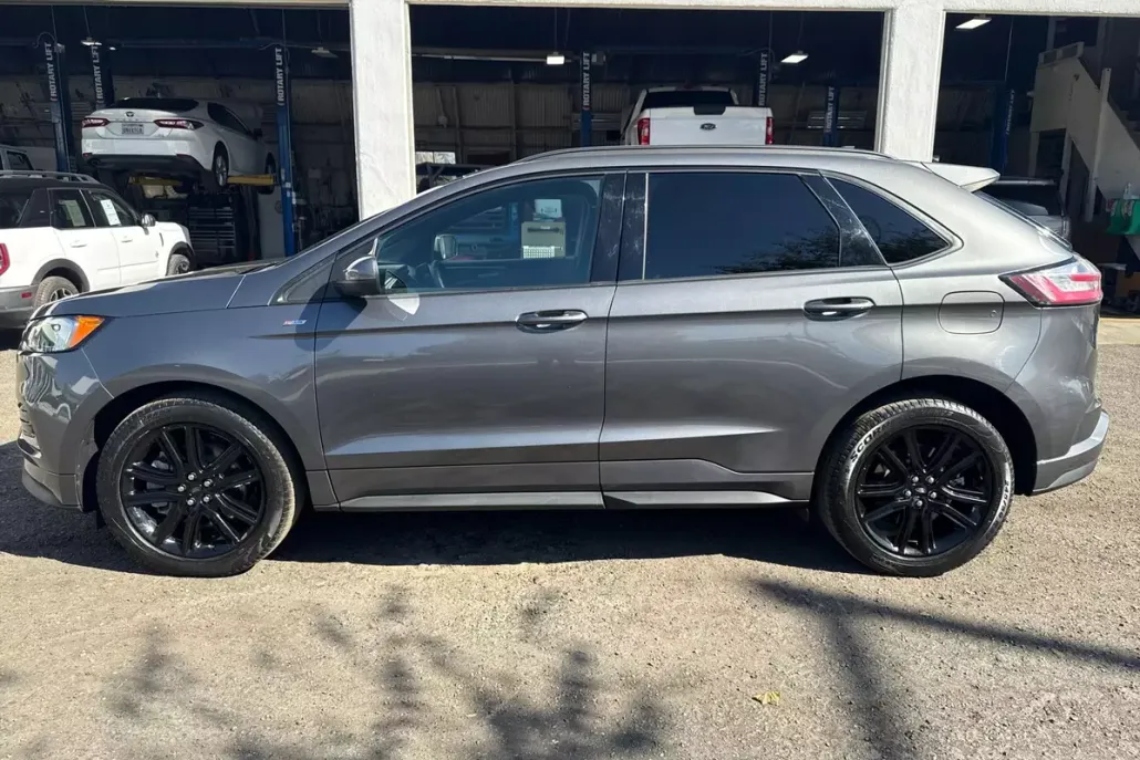 2023 Ford Edge ST photo 1
