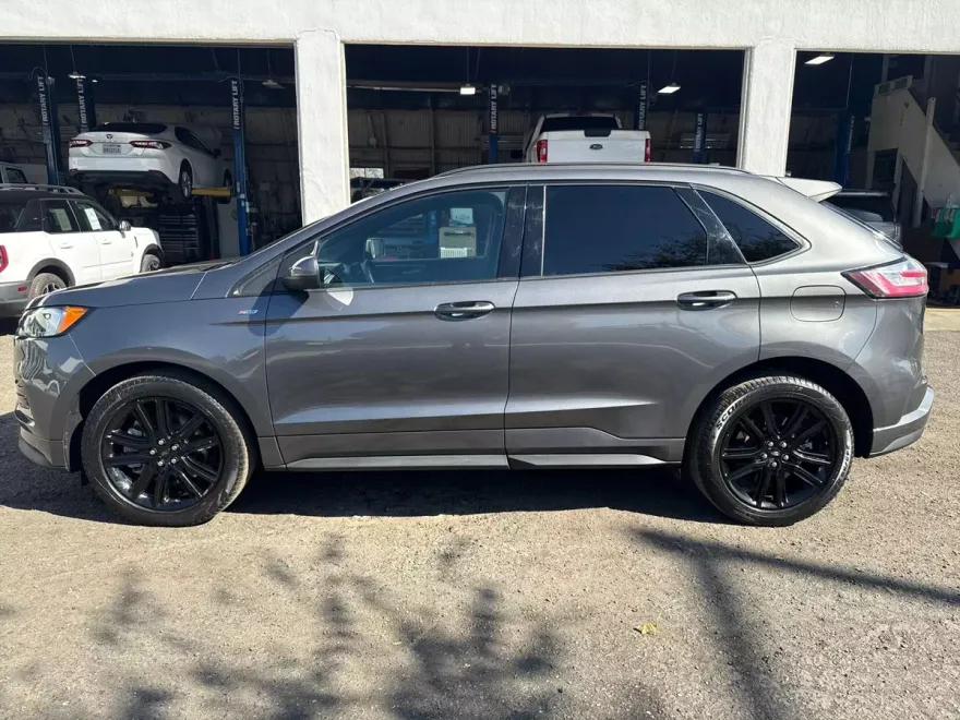 2023 Ford Edge ST photo 1