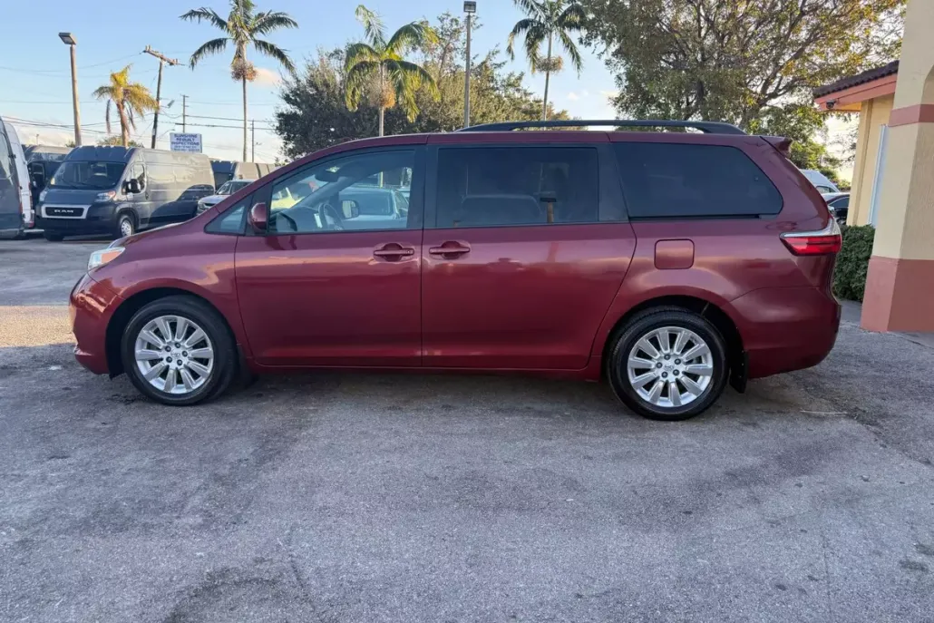 2015 Toyota Sienna LE photo 1
