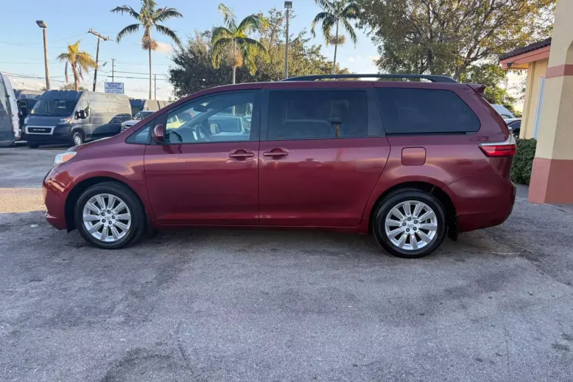 2015 Toyota Sienna LE photo 1
