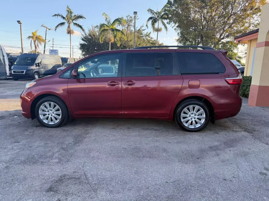 2015 Toyota Sienna LE photo 1