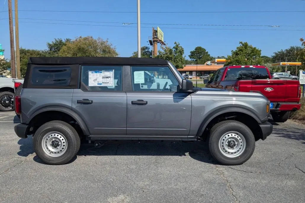 2025 Ford Bronco Base photo 1