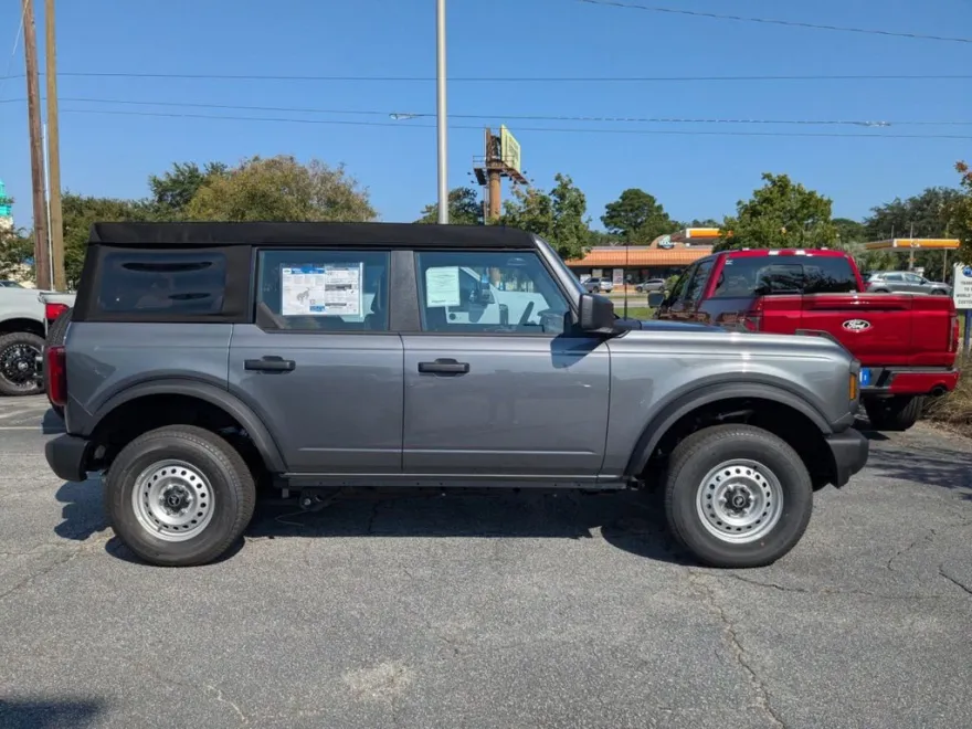2025 Ford Bronco Base photo 1
