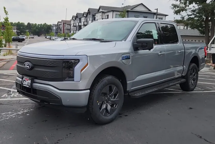 2025 Ford F-150 Lightning photo 1