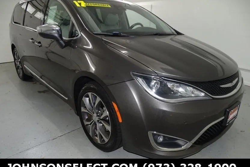 2017 Chrysler Pacifica Limited photo 1