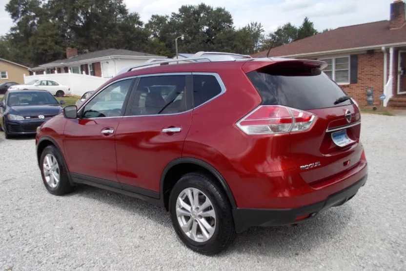 2015 Nissan Rogue SV photo 1