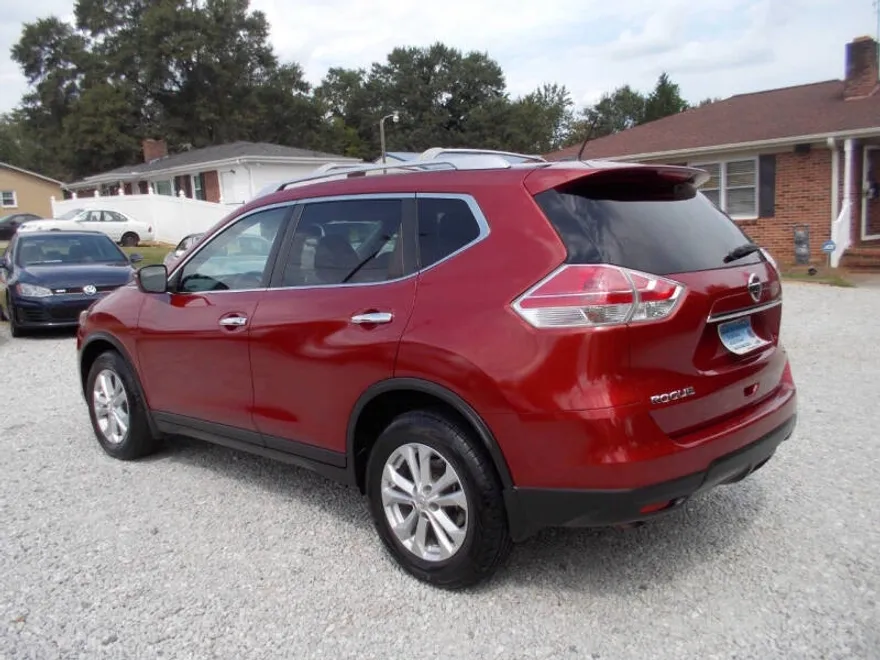 2015 Nissan Rogue SV photo 1