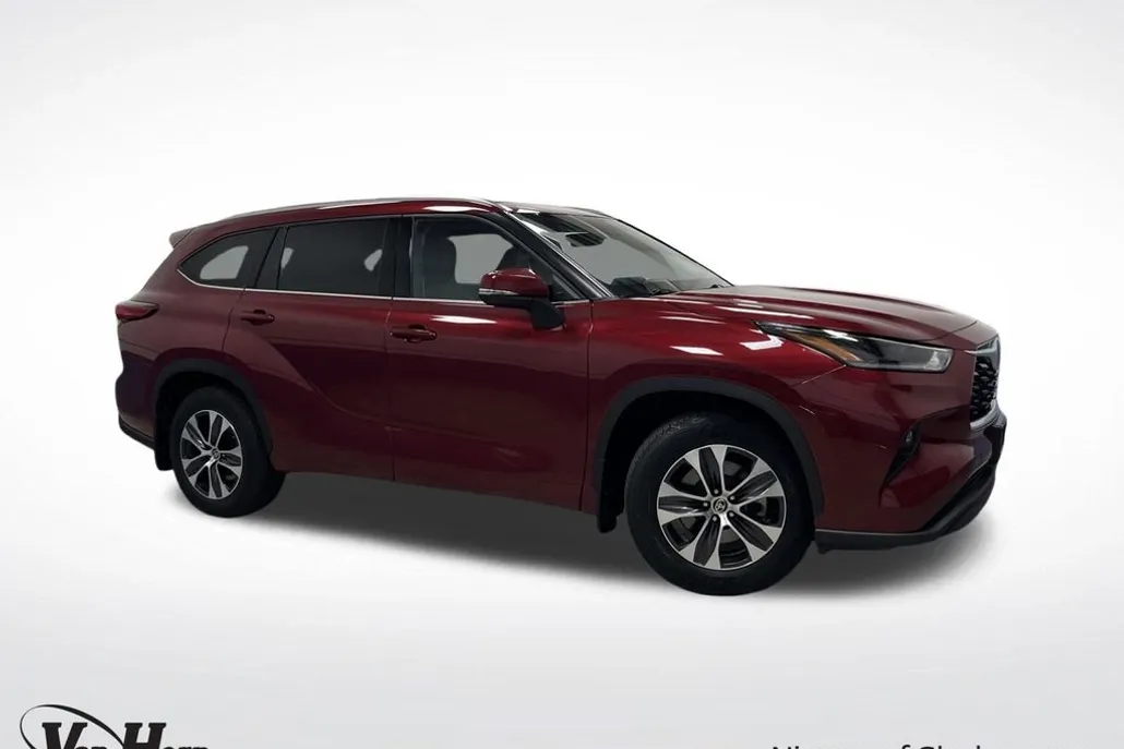 2021 Toyota Highlander XLE photo 1