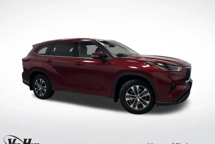 2021 Toyota Highlander XLE photo 1