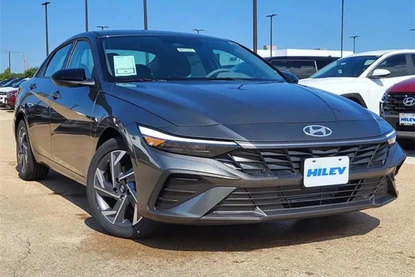 2025 Hyundai Elantra SEL Sport photo 1