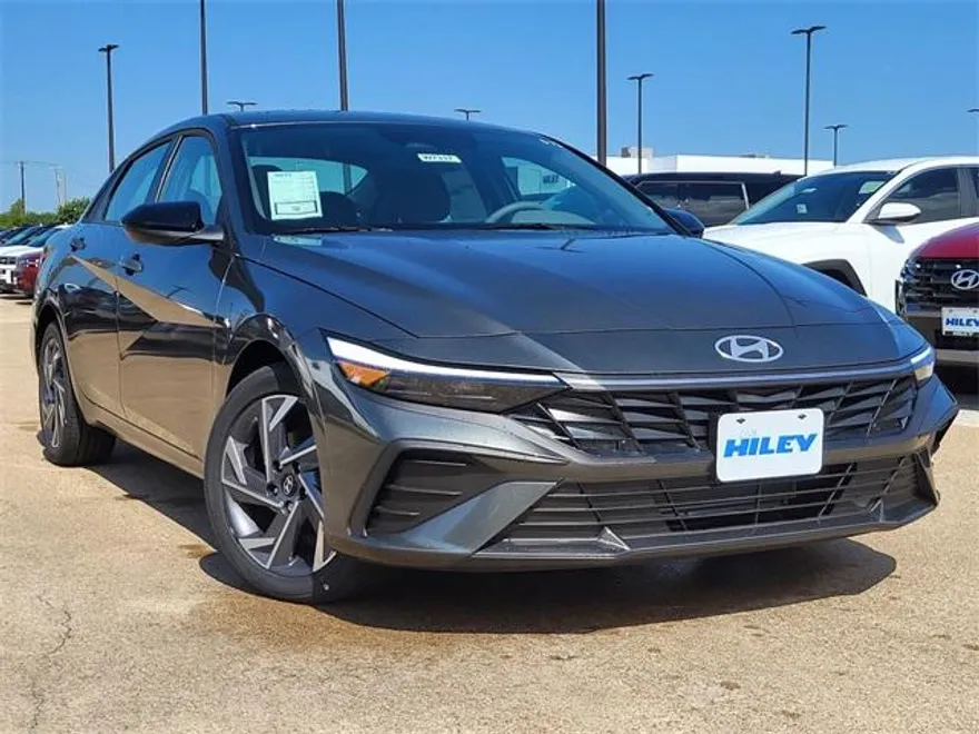 2025 Hyundai Elantra SEL Sport photo 1