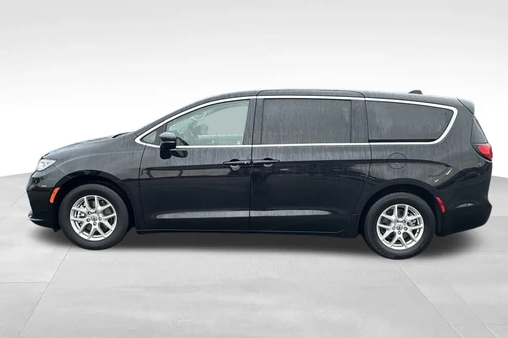 2024 Chrysler Pacifica Touring L photo 1