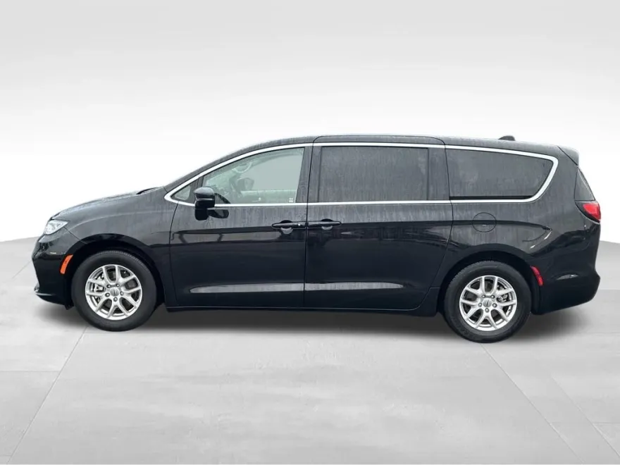 2024 Chrysler Pacifica Touring L photo 1