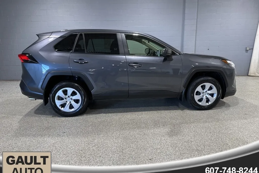 2023 Toyota RAV4 LE photo 1