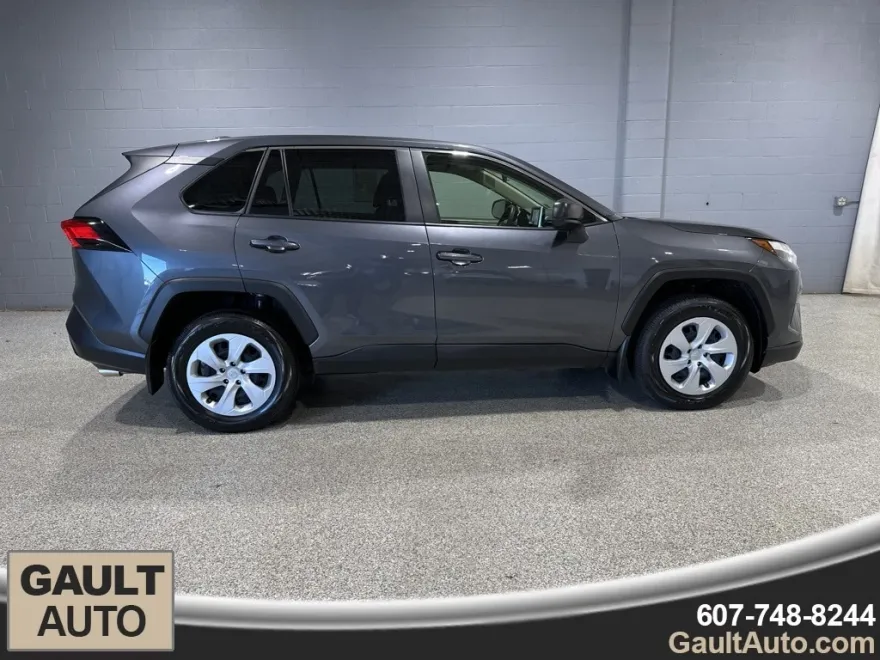 2023 Toyota RAV4 LE photo 1
