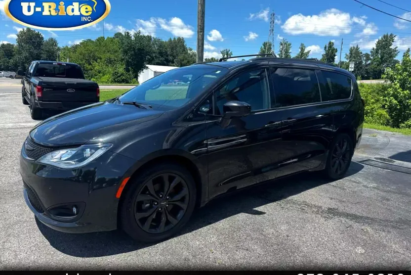 2020 Chrysler Pacifica Touring Plus photo 1