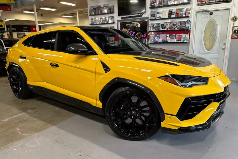 2023 Lamborghini Urus Performante photo 1