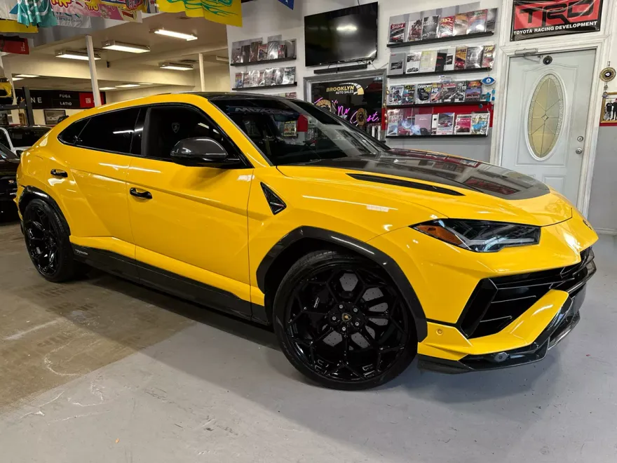 2023 Lamborghini Urus Performante photo 1