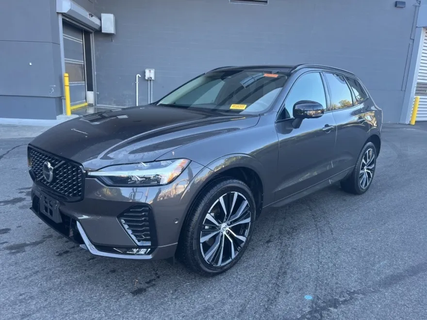 2025 Volvo XC60 B5 Plus photo 1