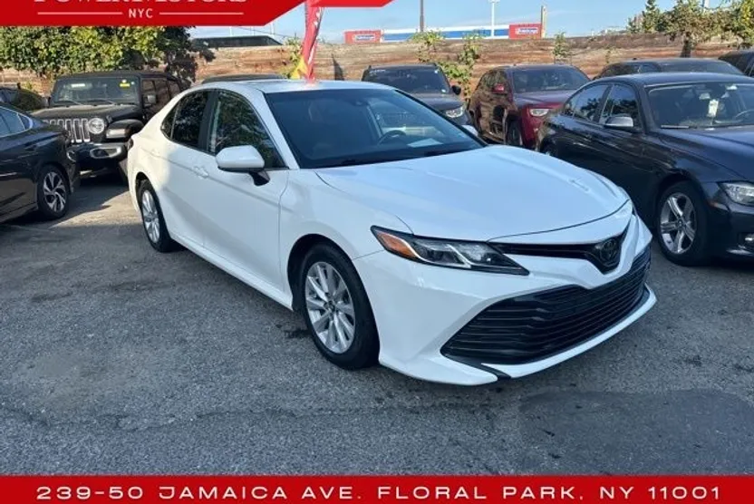2019 Toyota Camry SE XLE photo 1
