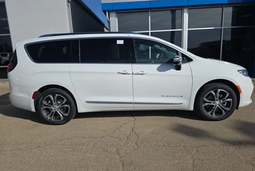 2026 Chrysler Pacifica Pinnacle photo 1