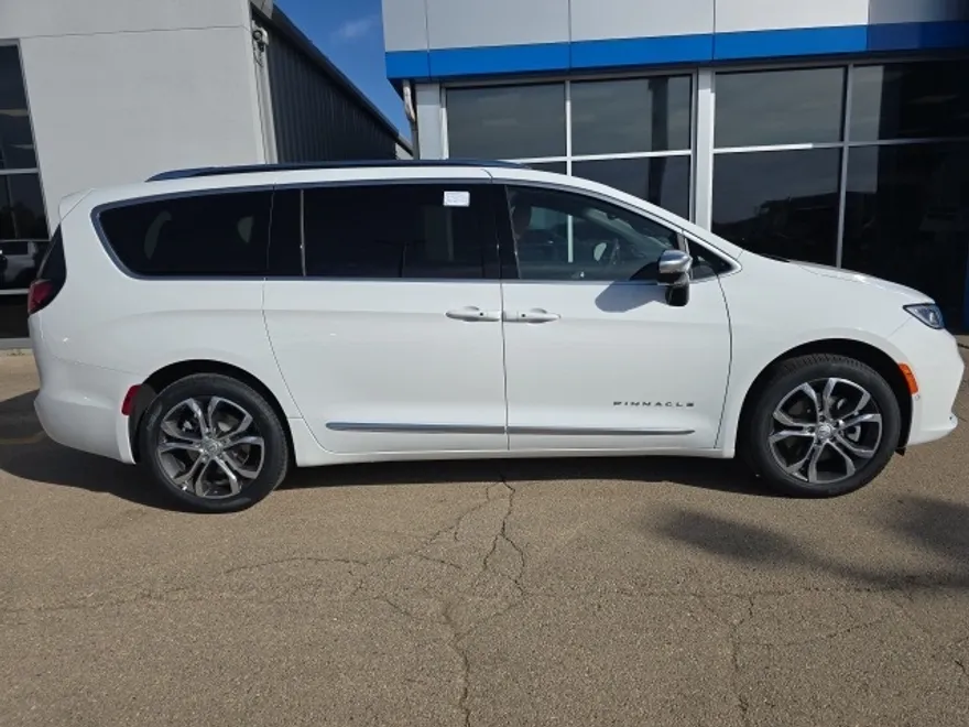 2026 Chrysler Pacifica Pinnacle photo 1