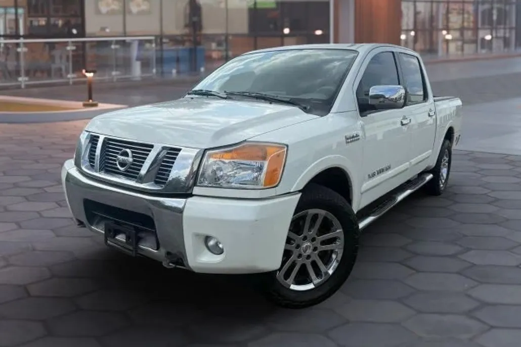 2014 Nissan Titan SL photo 1