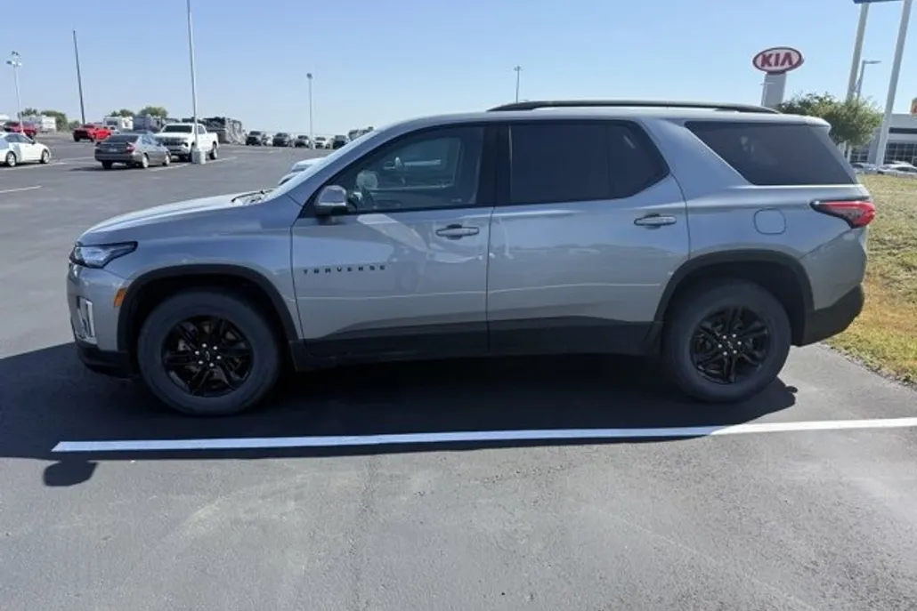 2023 Chevrolet Traverse LS photo 1