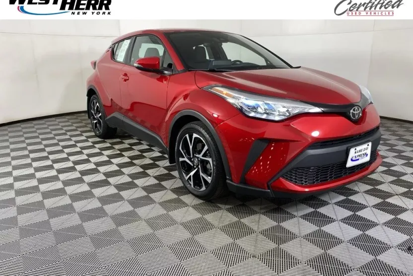 2022 Toyota C-HR XLE photo 1