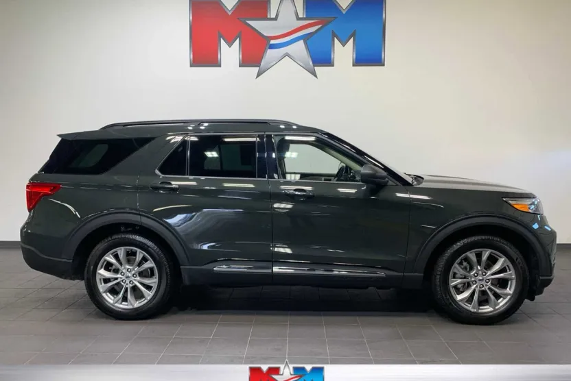 2023 Ford Explorer XLT photo 1