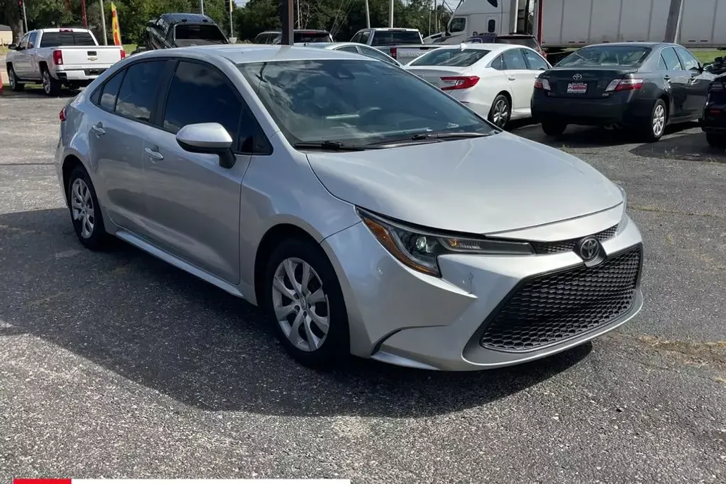 2020 Toyota Corolla LE photo 1