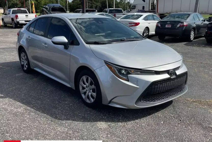 2020 Toyota Corolla LE photo 1