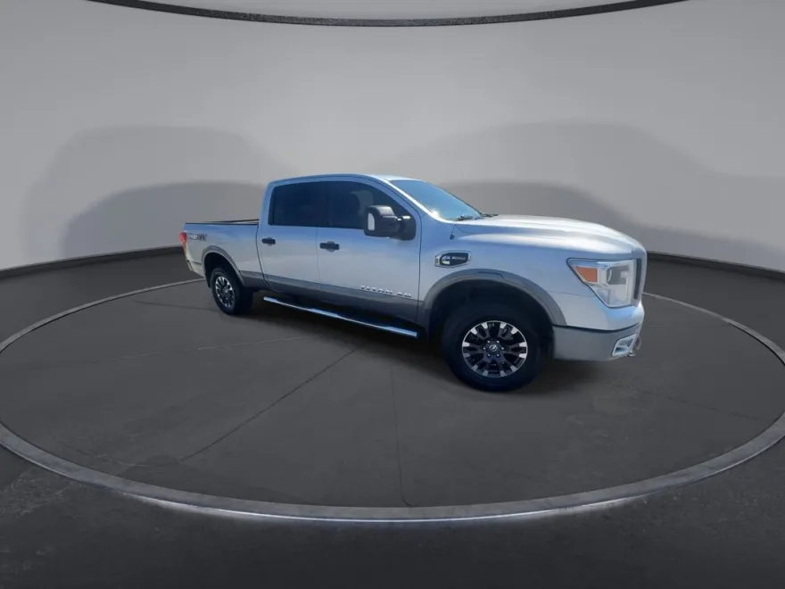 2019 Nissan Titan PRO-4X photo 1