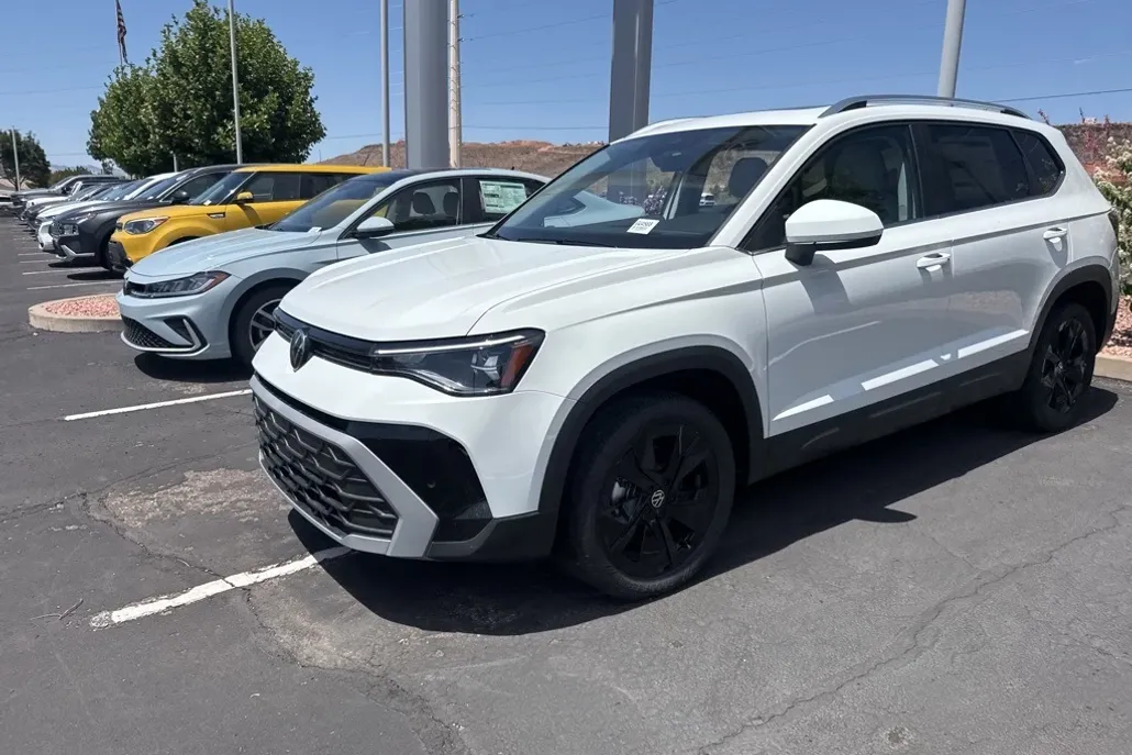 2025 Volkswagen Taos SE photo 1