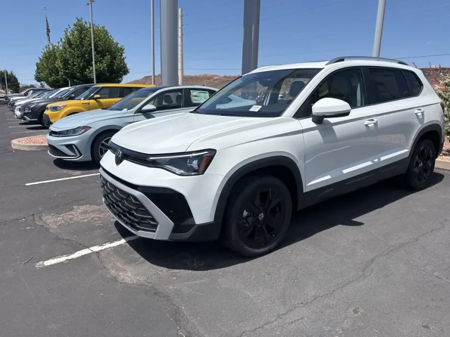 2025 Volkswagen Taos SE photo 1