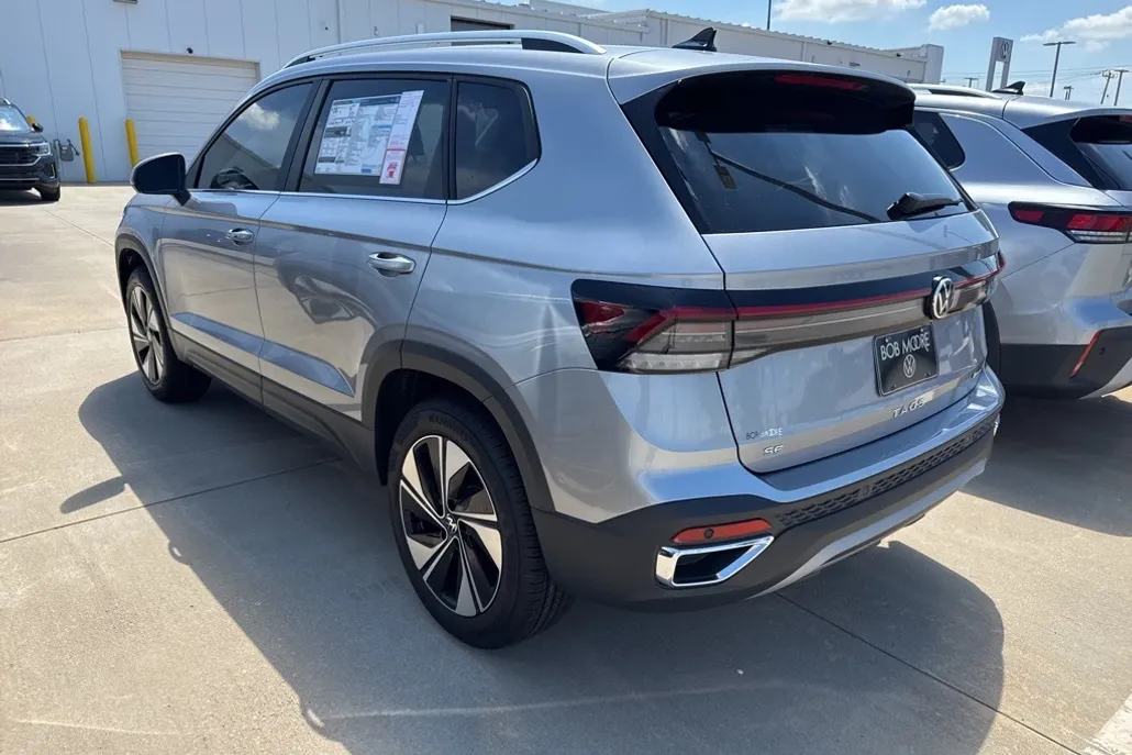 2025 Volkswagen Taos SE photo 1