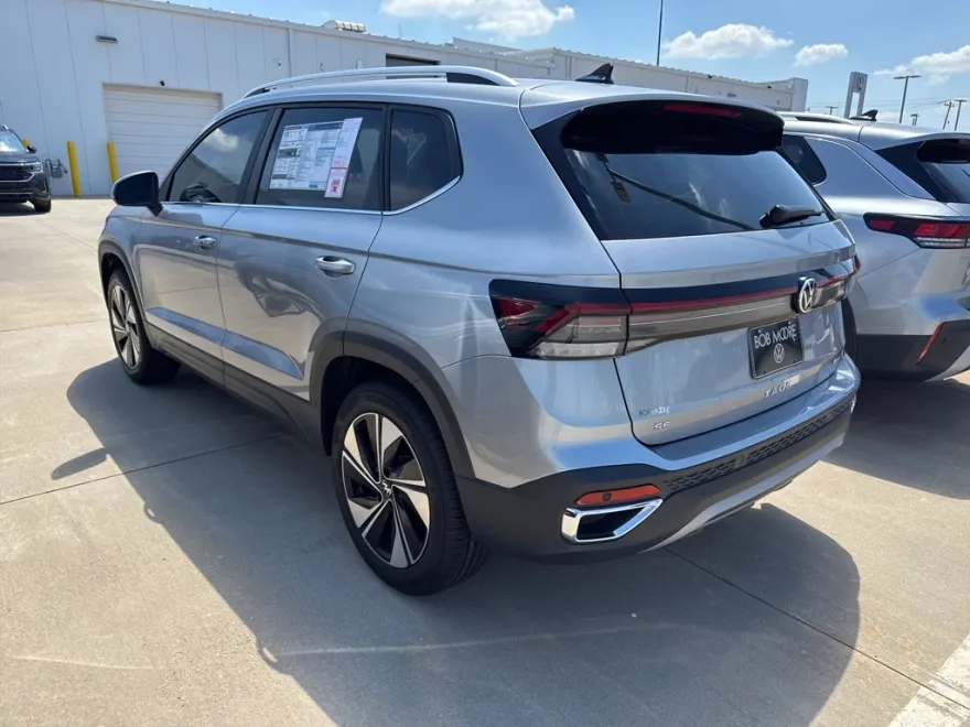 2025 Volkswagen Taos SE photo 1