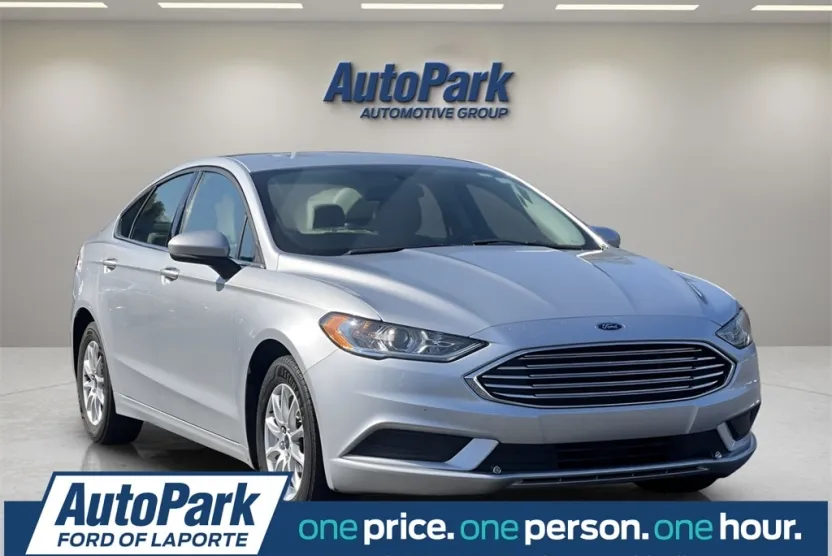2017 Ford Fusion S photo 1