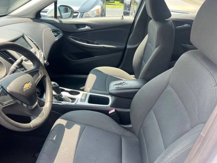 2017 Chevrolet Cruze LS photo 1