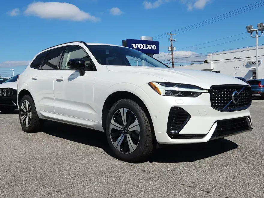 2025 Volvo XC60 Hybrid T8 Plus photo 1