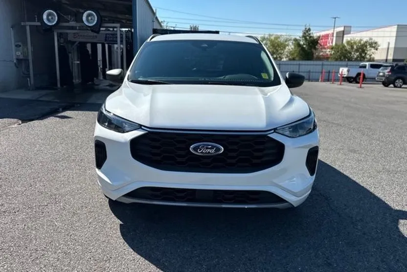 2023 Ford Escape ST-Line photo 1