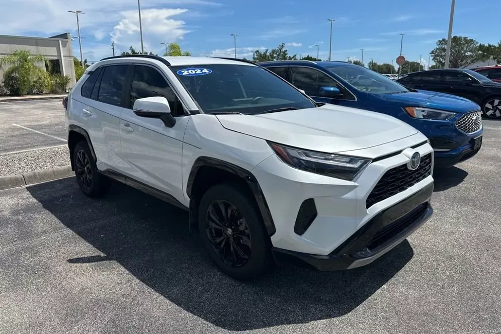 2024 Toyota RAV4 Hybrid SE photo 1